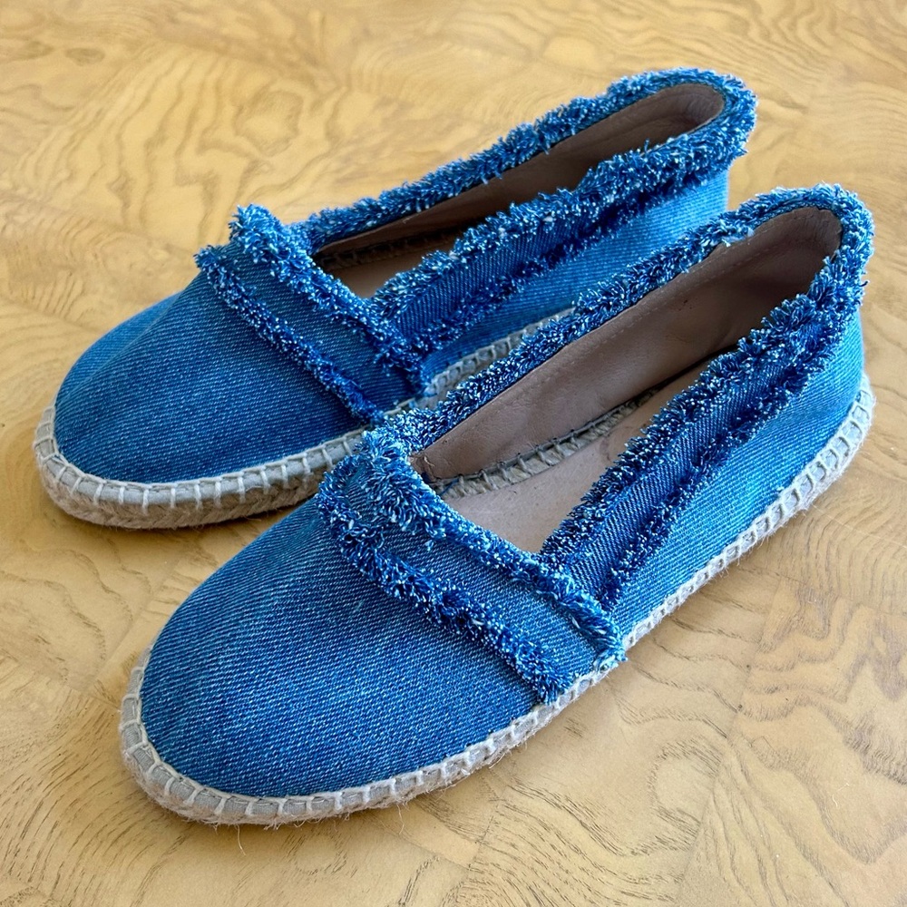 NWT Saks Fifth Avenue Blue Denim Espadrilles Size 5